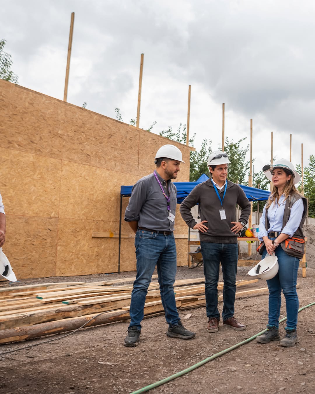 Equipo revisando las obras del futuro SAR de Paine